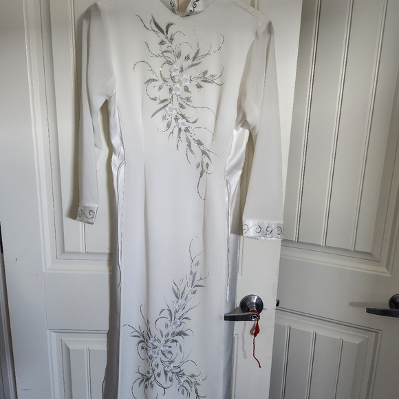 Traditional Vietnamese Clothing - Picture 3 of 10